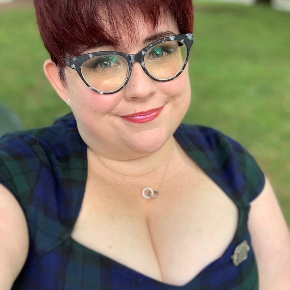 Meet your Posher, Amanda - Picture 2 of 2